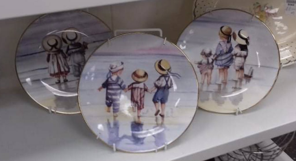 FileyMindShop's tweet photo. Royal Worcester sweet summer days collection plates.
Kids on beach.
Currently located on the shelves to the rear of the shop.
£3.50 each. https://t.co/241hr77OMW