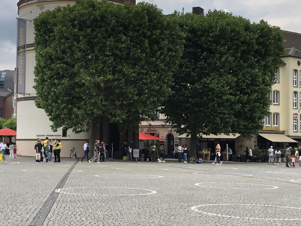 Alerta0211's tweet photo. Suchbild: Finde die #Leerdenker Kundgebung. #dus1007 https://t.co/QknDp67Q0q