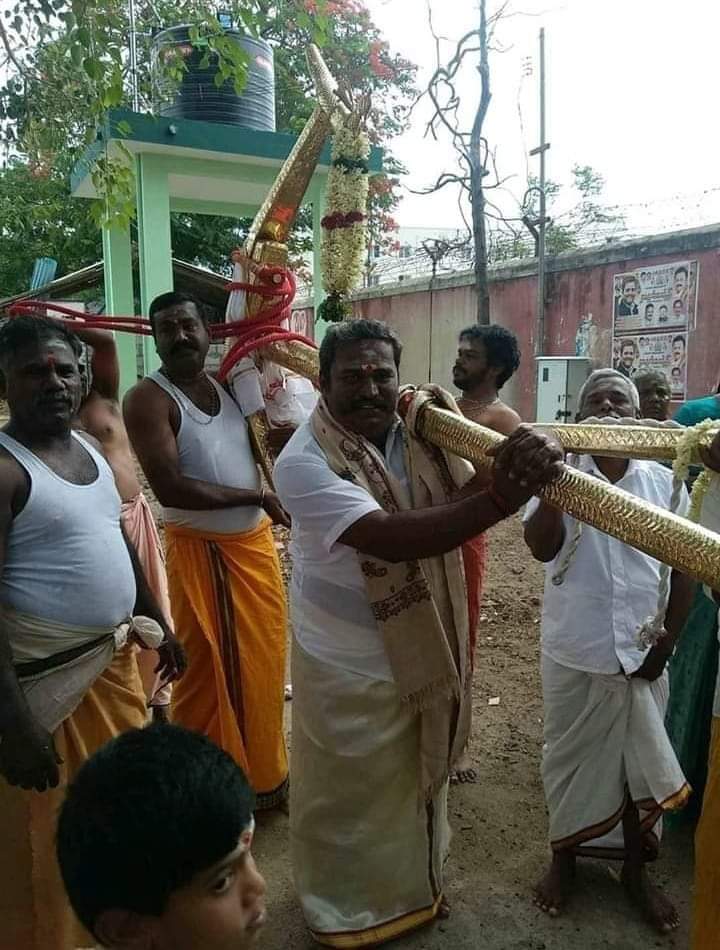 இந்த உலகத்திலேயே தங்கத்தில் ஏர்பூட்டிய ஒரே வம்சம் எங்கள் 
"தேவேந்திர குல வேளாளர் "வம்சம் தான்

#தேவேந்திரகுல_வேளாளர்