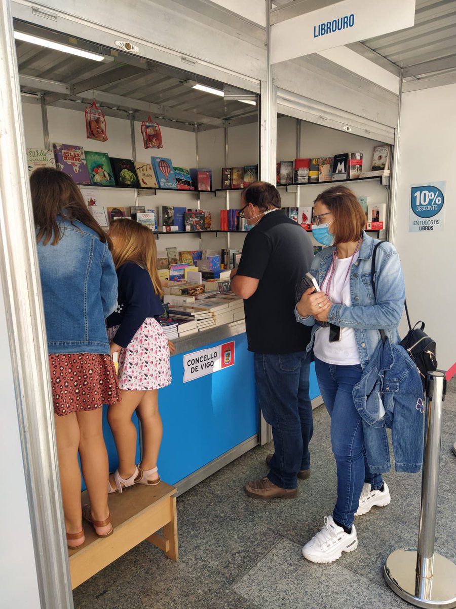 LibrariasGal's tweet photo. A Feira do libro de Vigo celebra hoxe o seu último día do 2021. Agradecemos a todxs o voso paso por aquí: lectorxs, autorxs, ilustradorxs, editoriais e o gran traballo das librarías participantes.
@pedrofeijoo
#agatatola
#librouro https://t.co/KSAEqulMQ1