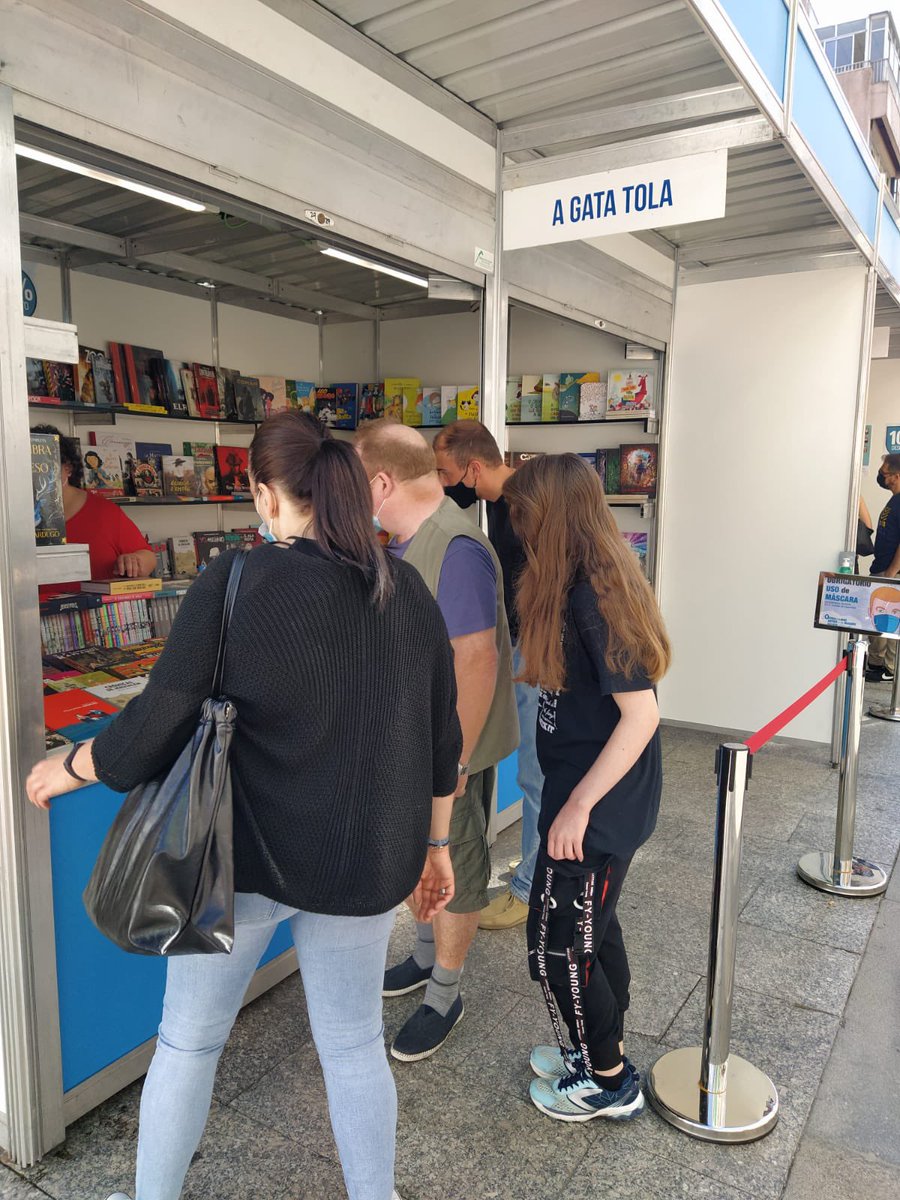 LibrariasGal's tweet photo. A Feira do libro de Vigo celebra hoxe o seu último día do 2021. Agradecemos a todxs o voso paso por aquí: lectorxs, autorxs, ilustradorxs, editoriais e o gran traballo das librarías participantes.
@pedrofeijoo
#agatatola
#librouro https://t.co/KSAEqulMQ1