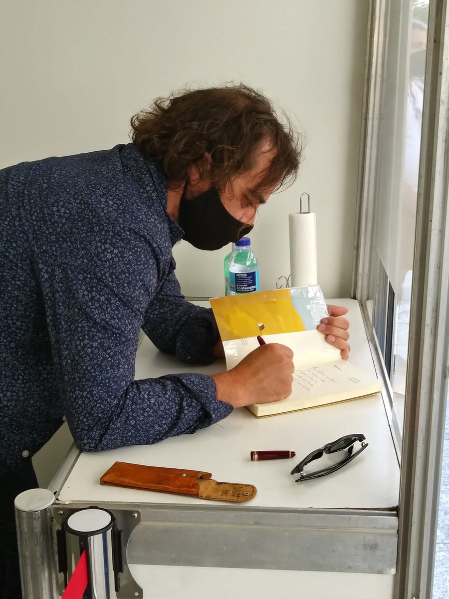 LibrariasGal's tweet photo. A Feira do libro de Vigo celebra hoxe o seu último día do 2021. Agradecemos a todxs o voso paso por aquí: lectorxs, autorxs, ilustradorxs, editoriais e o gran traballo das librarías participantes.
@pedrofeijoo
#agatatola
#librouro https://t.co/KSAEqulMQ1