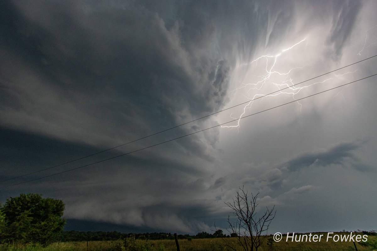 StrmchsrHunterF's tweet photo. Beautiful Supercell near Delphos Iowa along the Iowa/Missouri border last night. Saw a few good spinning wallclouds and a funnel at one point but the story was the structured supercell. What a night. #iawx #stormscapes #mowx https://t.co/tHDZPDQ6RS