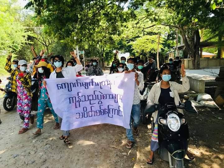 Yaellie2's tweet photo. Phayargyi &amp; jewelry traders strike staged a protest in Mandalay to oppose the dictatorship.
WE NEED HELP FOR COVID-19
#July10Coup
#WhatsHappeningInMyanmar https://t.co/vNKF08PQn6
