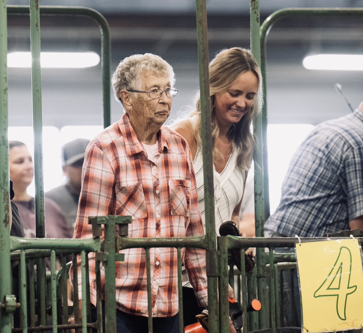 carlyjill31's tweet photo. My sweet, spunky, 92.5 year old Grandma got to show a pig again &amp; it was the best thing ever! The look on her face is truly priceless ☺️ https://t.co/xPq7cGtFGw