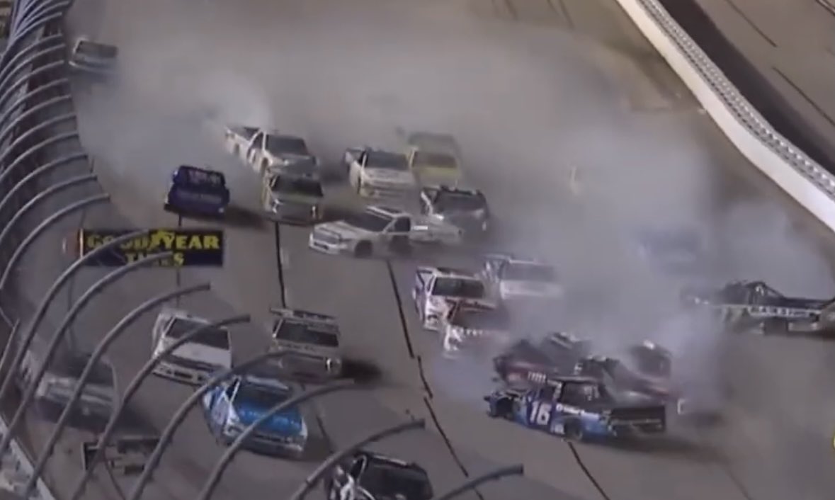 RLRacing2's tweet photo. Are we absolutely sure dirt is the problem? 🤔 #NASCAR https://t.co/ELFtamWIfk