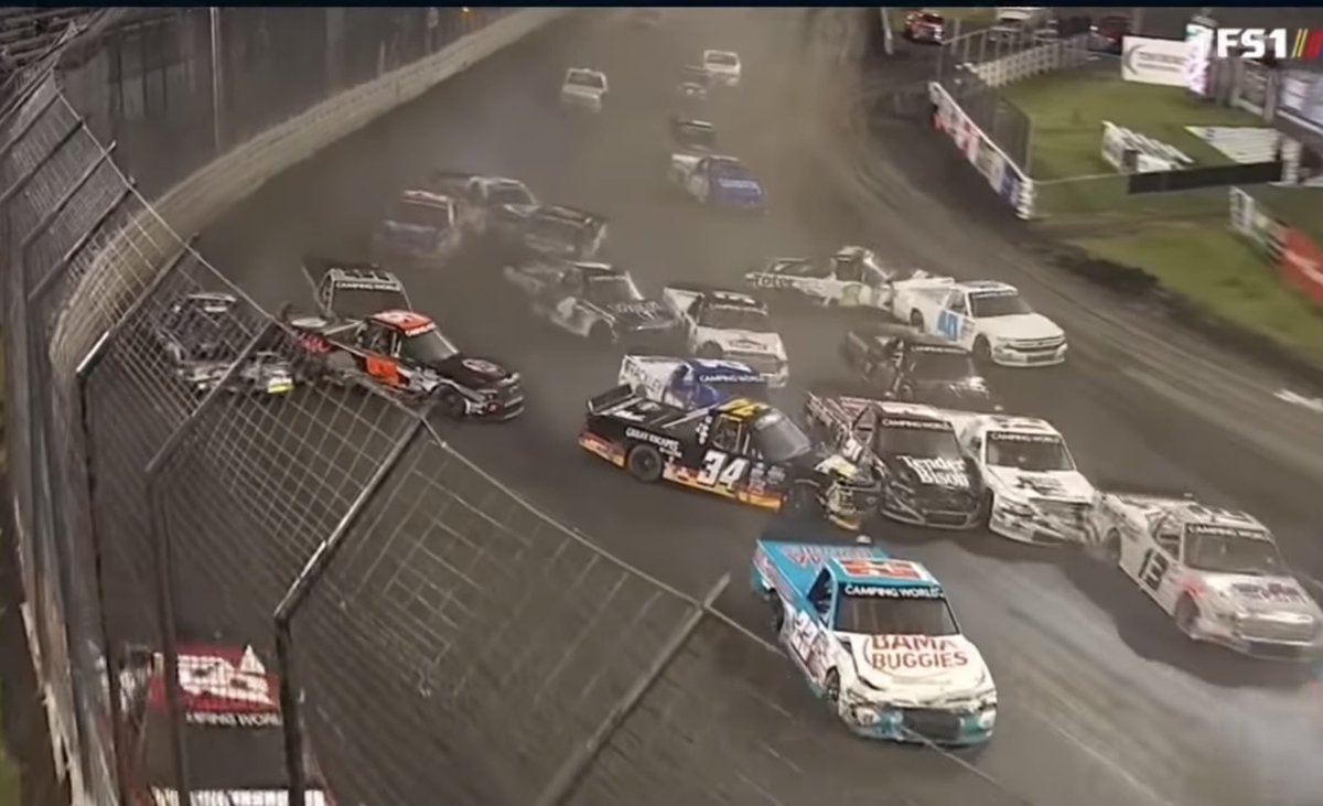 RLRacing2's tweet photo. Are we absolutely sure dirt is the problem? 🤔 #NASCAR https://t.co/ELFtamWIfk