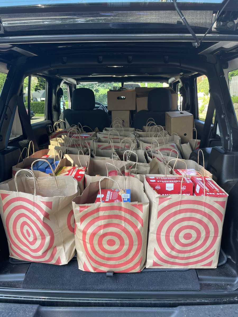 rbr114's tweet photo. @veefriends @veefriends making boxes of food and delivering them to local families in need. #community #grassroots #dogoodbebetter #garyvee https://t.co/nJS2XQaL8p