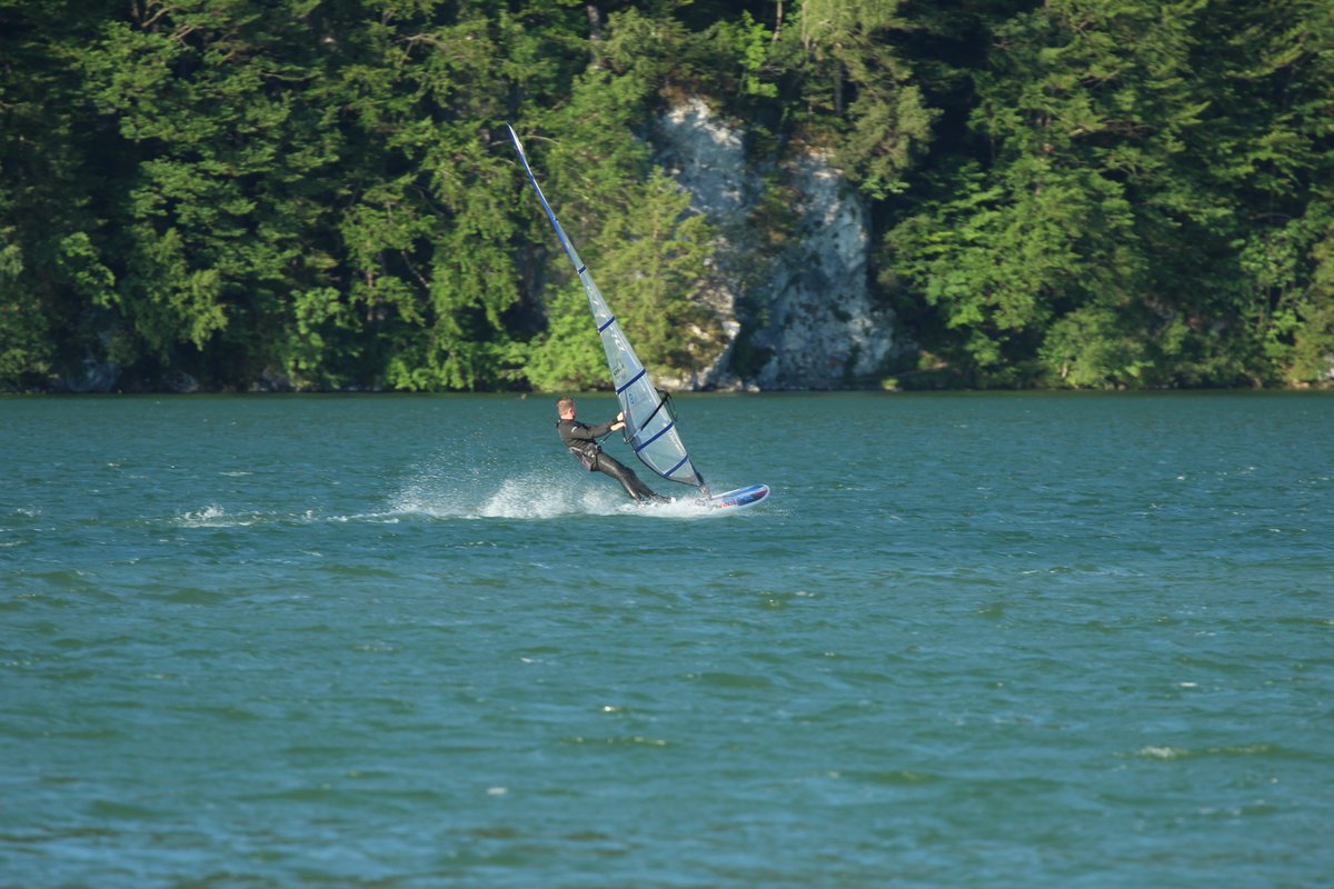 MeteoLukas's tweet photo. (1/2) Eine kleine Mikroklima-Untersuchung heute Morgen im #Allgäu am #Weissensee bei #Füssen. Bei Sonnenaufgang kann der #Bergwind gesurft werden, der schmale Rücken südlich davon machts möglich. Er sorgt dafür, dass der Südwind aus höherer Luftschicht "angezapft" wird https://t.co/sz4xOmLaxV