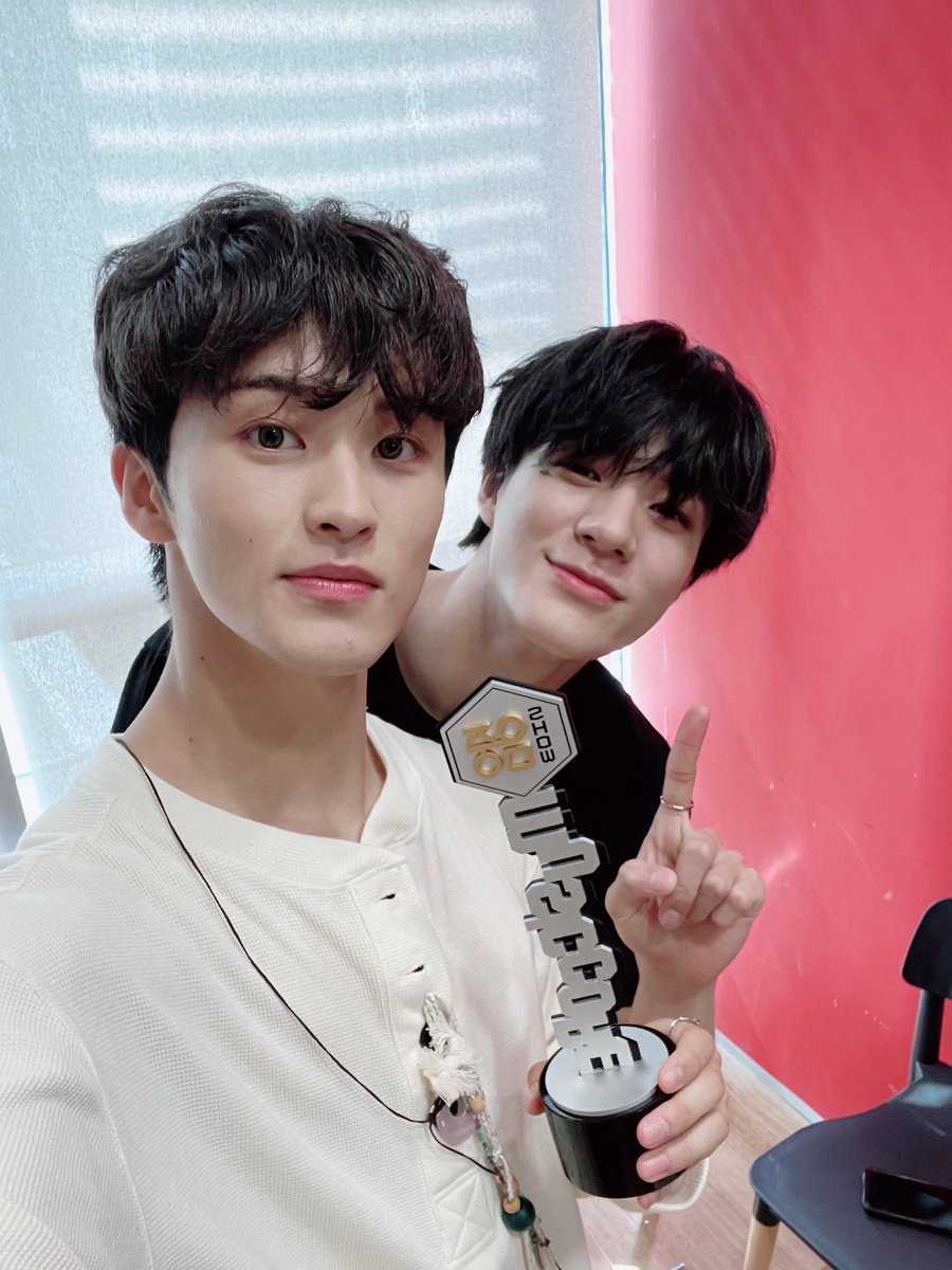 jgnana13's tweet photo. So mark and jeno tgt and update the bubble tgt 😭😭🥺 #JENO #MARK #NCTDREAM #HelloFuture3thWin https://t.co/vNoP8qmS0u