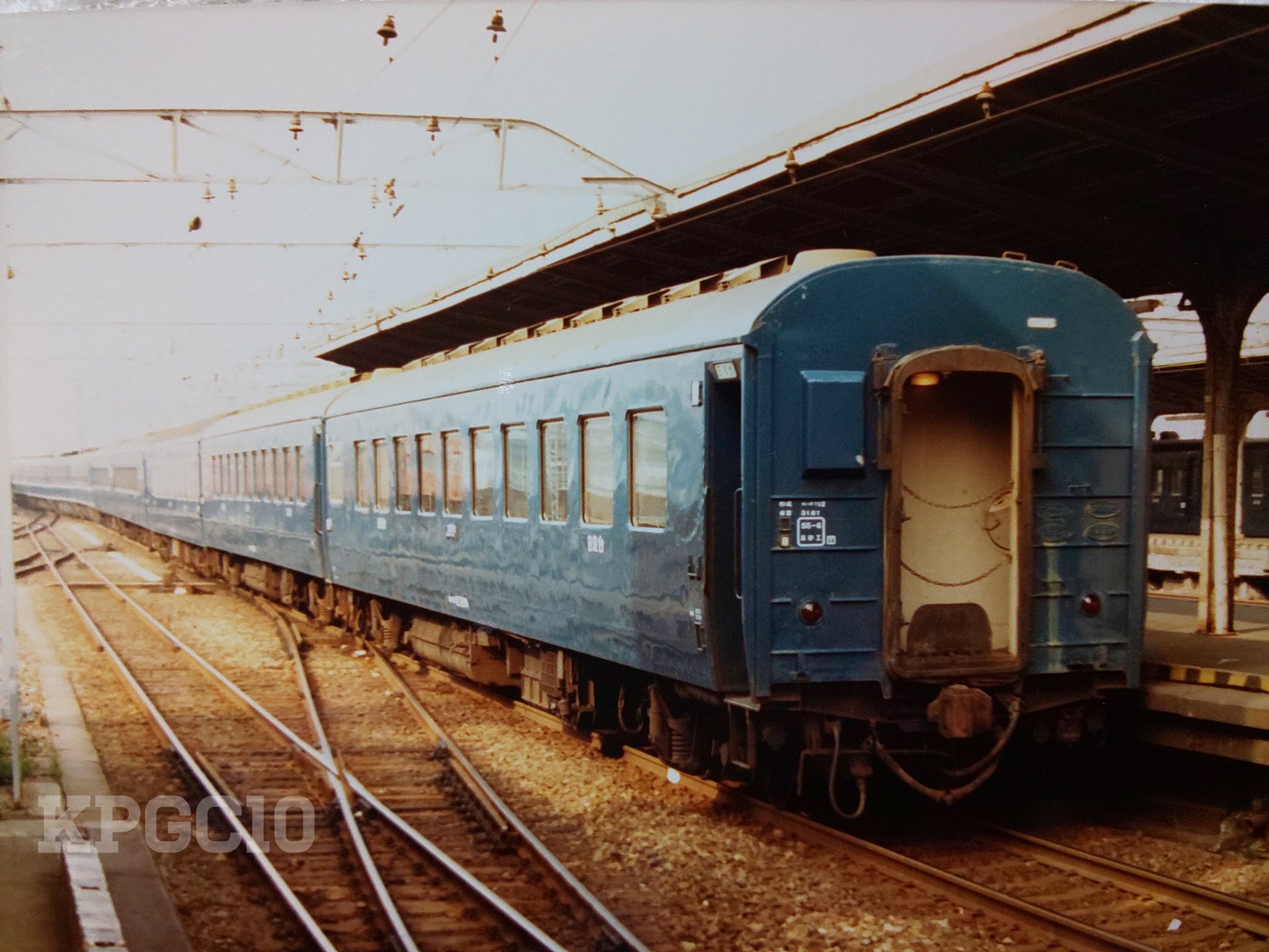 Kpgc10 国鉄 Jr画像 10系寝台車 12系座席車の急行 きたぐに 最後部が鎖2本だけしかないという 安全重視の今では考えられない状態ですね 19年頃 大阪 みんなで10系客車の写真を出そう T Co 8lrebjqmz2 Twitter