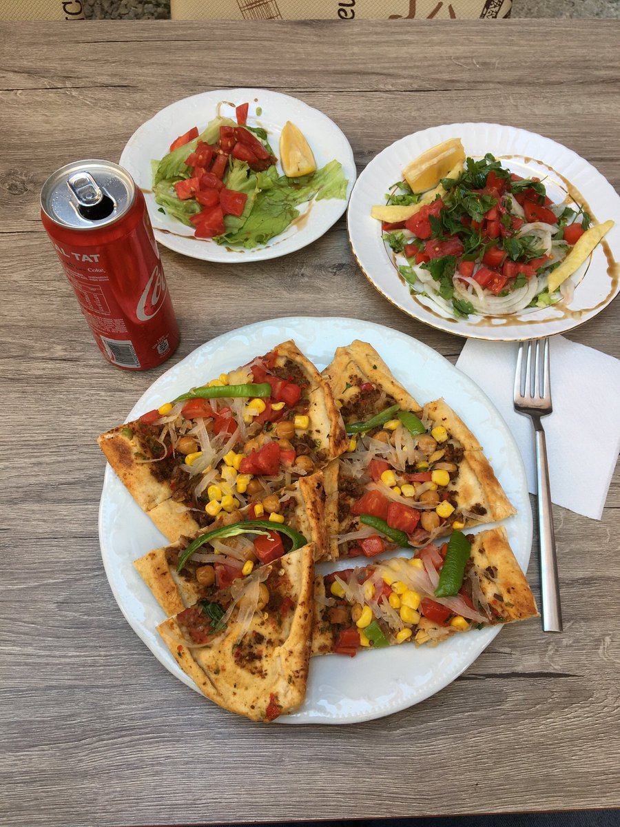 humuslusandvic's tweet photo. Akrabalara hazırladığım özel 
“Ya bu veganlar ne yiyo?” serimize hoşgeldiniz. Tamamı vegan  🌱 https://t.co/g5RDitOSD8