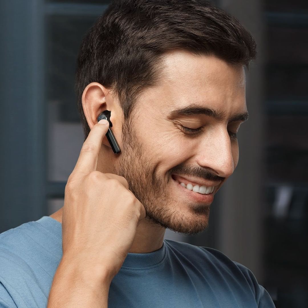 With one simple tap on the SoundLiberty 92s, you can skip songs, adjust the volume, answer or reject calls, and activate Siri thanks to the high-sensitivity touch sensors featured 👆😉