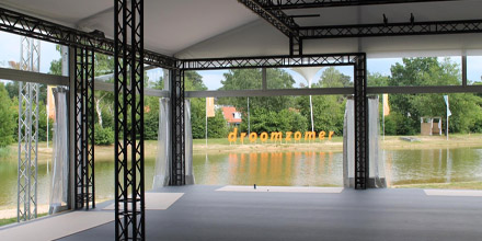 De laatste voorbereidingen zijn in volle gang, want vanaf maandag is het zover! Dan wordt de dagelijkse show ‘De Oranjezomer’ live uitgezonden bij ons op het park 🧡 Kijk vanaf 21.30u mee op SBS6 vanuit je cottage of maak de opnames van dichtbij mee. Zien we jou vanaf maandag? 🙌