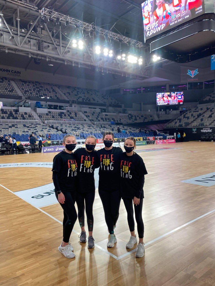 Jess_M_Currie's tweet image. #TeamBallGirls supporting the #freetheflag movement in Naarm today during #NAIDOC2021. 

We fiercely chased down loose balls today after accepting the wurun leaf in the spirit in which it was offered by Aunty Joy in her welcome to Wurundjeri country. 

#SSNVixensSwifts