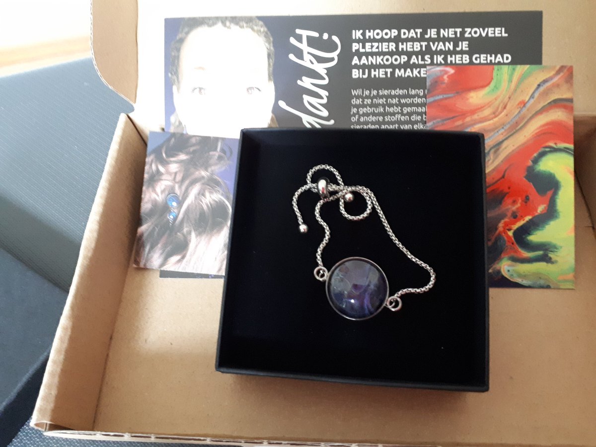 Het uitpakken van het pakketje is bijna net zo leuk als de inhoud.
Bijna, want <a href="/artbydaan/">Daniëlle 💍 🎨 (D✤L) ♐️</a> wat is mijn armband prachtig💕
En hij past perfect🌹💋