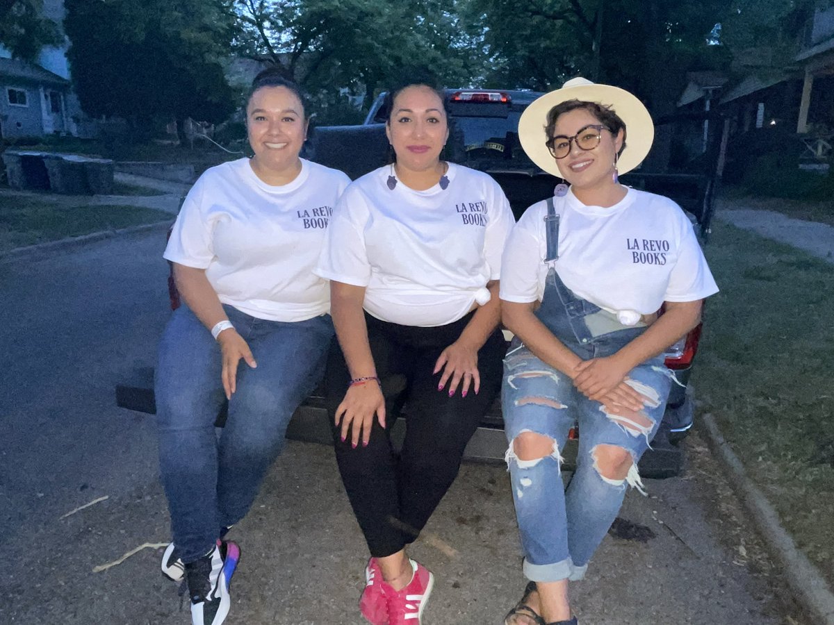 Iuscely's tweet photo. My comadres en la lucha opened up a bookstore en el mero southsideeeee. 

Check em out @BooksRevo #LaRevoBooks https://t.co/Gub09ROxBN