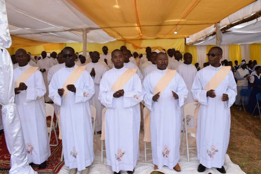 KwaNtare's tweet photo. #Burundi @KayanzaProvince Kuri uyu wa gatandatu, Nyenicubahiro Varisito #Ndayishimiye yateye iteka ibirori vyo guhimbaza Yubire y'imyaka 75 Paruwasi Ruganza ya Diyoseze Nkuru ya #Ngozi imaze ivutse, no kwimika abapatiri, abadiyakoni no gutanga ibice ku basomyi n'abahereji https://t.co/pkdyisw0K5