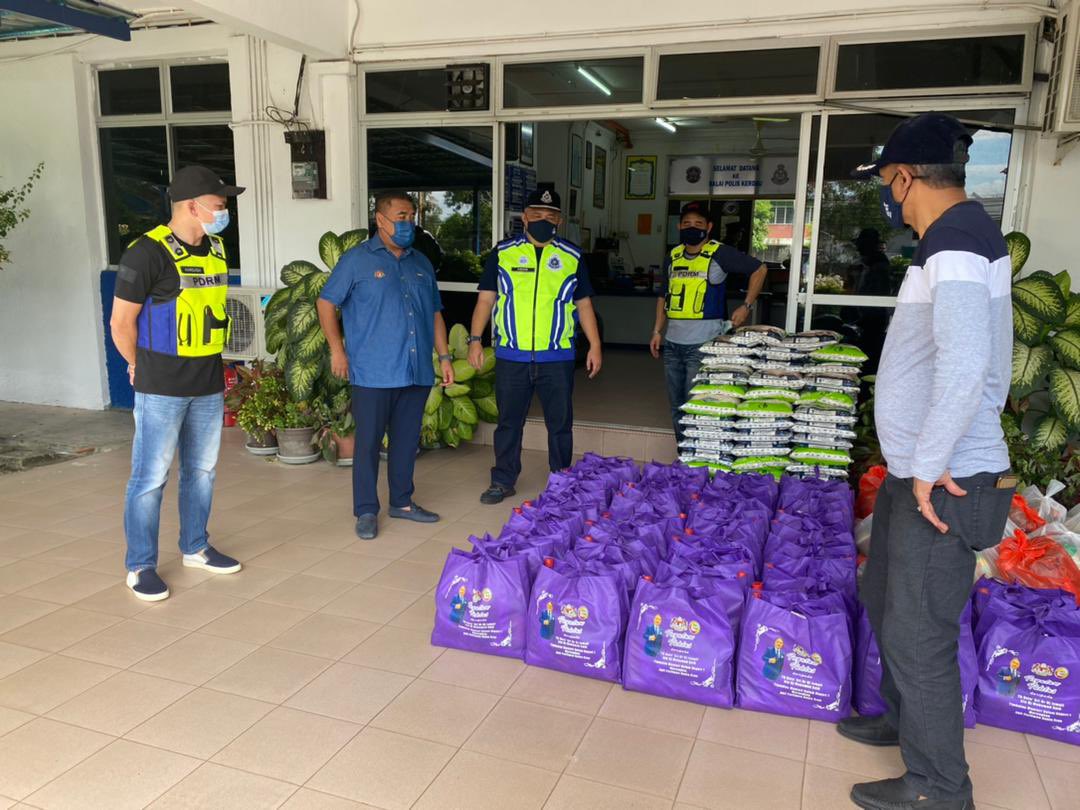 Foodbasket untuk Balai Polis Kuala Krau dan Kerdau untuk PDRM jayakan Op Bantu bersama RELA. Skuad Amanita dan Anggota RELA juga akan turun padang serah bantuan kpd yg memerlukan..
