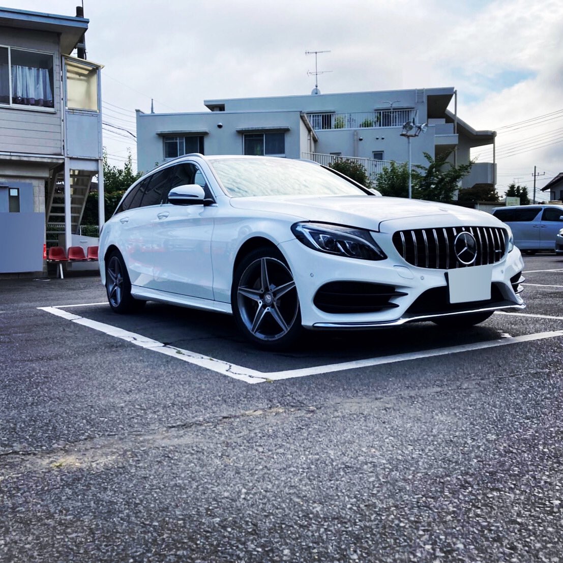 Takezo37's tweet photo. ずっと雨続きで写真が撮れずでしたが、晴れたので一枚📷

Mercedes Benz S205 AMGライン
納車しました💯

AMGラインなので外装とホイールはカスタムしてないですが、グリルは納車時にパラメリカーナグリルをインストールしてもらいました🔥
めちゃくちゃカッコ良い💯💯

#mercedes 
#メルセデスベンツ https://t.co/8gfKA1iMHg