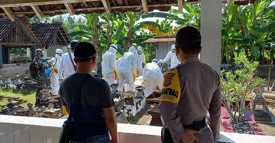 BantulHumas's tweet photo. Bhabinkamtibmas Kalurahan Palbapang Polsek Bantul Aipda Fitri Kusharyanto bersama Relawan laksanakan pemakaman standar covid-19 warga Dsn.Taskombang Palbapang, Sabtu 10/7/2021 12.30 wib👍👍
Giat Berlangsung TKA https://t.co/rQBB8yPjoz