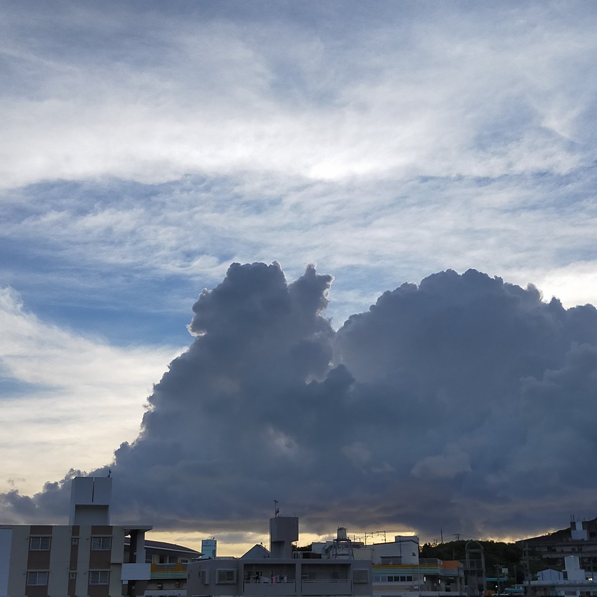 MuSu_649's tweet photo. 土曜の夕方…夏らしい空になってきた…。

#沖縄
#イマソラ 
#むーすぅ https://t.co/5TYTzB9cfN