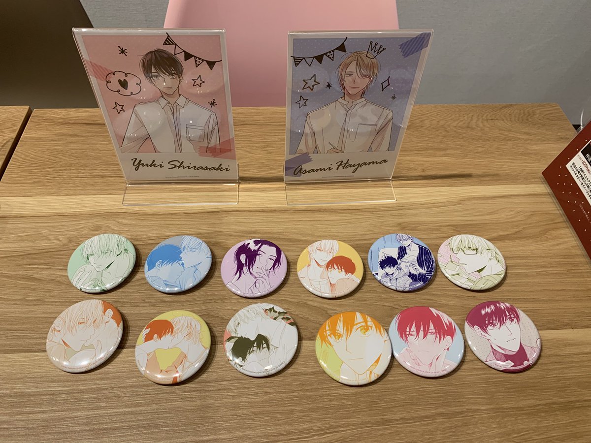 #emocafe で開催中の夏野寛子先生「25時、赤坂で」コラボカフェに行ってまいりました‼️立て看板の羽山麻水と白崎由岐に注文を取ってもらった気持ちで、物語にちなんだメニューをたっぷり頼んで大興奮でした🧁🍰延長期間など関連情報は@emocafe_collabo にて☺️

https://t.co/A4sG8X9vJ0 