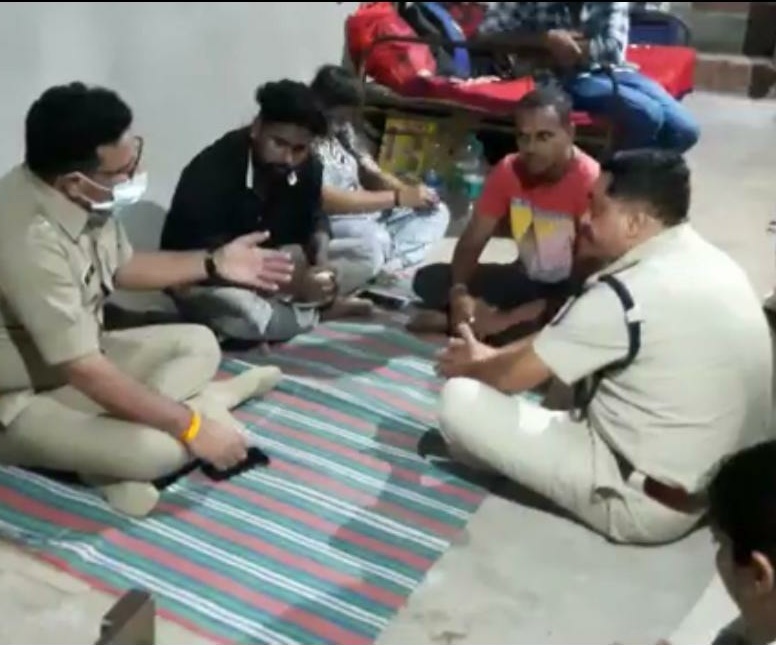 CrimeDewas's tweet photo. पुलिस अधीक्षक,देवास ने नेमावर में पीड़ित परिवार के सभी सदस्‍यों से मिलकर प्रकरण मे चल रही जांच के सभी पहलुओं पर विस्तृत चर्चा की ।
         प्रकरण में प्रगाति की जानकारी दी तथा त्‍वरित एवं निष्‍पक्ष कार्यवाही हेतु आश्‍वस्‍त किया । https://t.co/envULZ93sZ