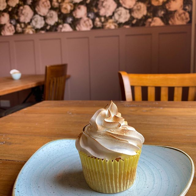 These look 𝙢𝙚𝙜𝙖 😍🔥
The Blue Bicycle's Lemon meringue cupcakes look absolutely 𝙙𝙞𝙫𝙞𝙣𝙚. 🍰
The best part - they're offering 10% off hot drinks to accompany it with a <a href="/spendwirral/">Wirral Spend Independent</a> card. 👏
[📸 IG: thebluebicycle_]
#SupportLocal #Wirral #AslTaxi #July