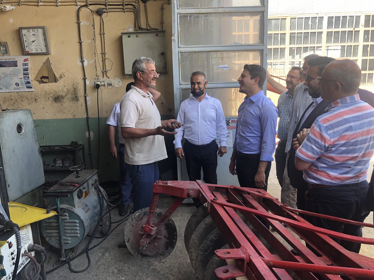 ozboyaciselman's tweet photo. Yunak Sanayi Sitesi’ndeyiz.

Sanayicilerimizin işleri elhamdulillah yoğun olsa da hem sohbet ettik hem de talepleri konusunda notlarımızı aldık. Rabbim bol kazanç versin inşallah. https://t.co/oD4Cs6C09L