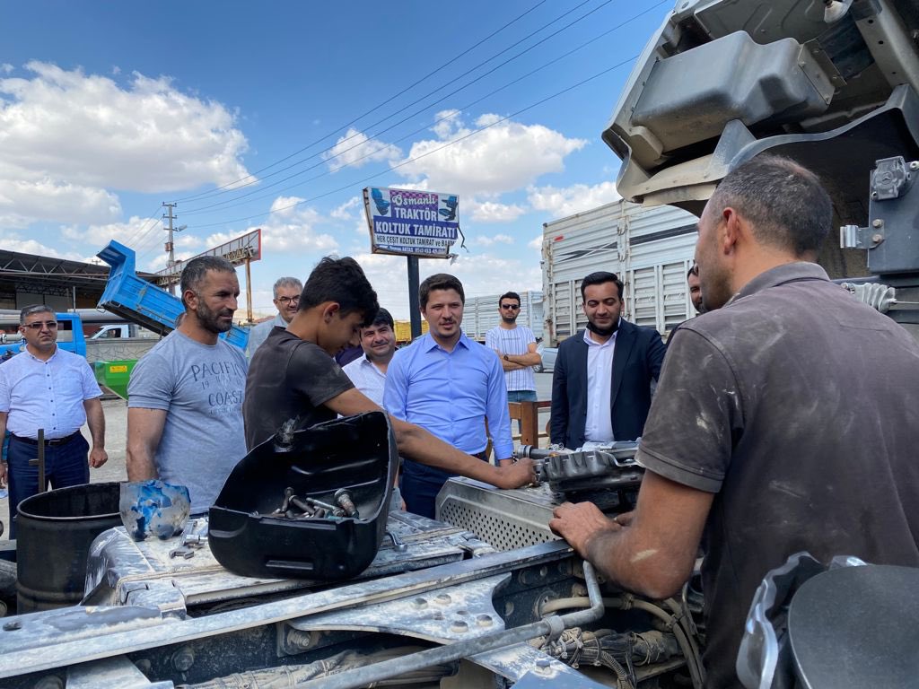 ozboyaciselman's tweet photo. Yunak Sanayi Sitesi’ndeyiz.

Sanayicilerimizin işleri elhamdulillah yoğun olsa da hem sohbet ettik hem de talepleri konusunda notlarımızı aldık. Rabbim bol kazanç versin inşallah. https://t.co/oD4Cs6C09L