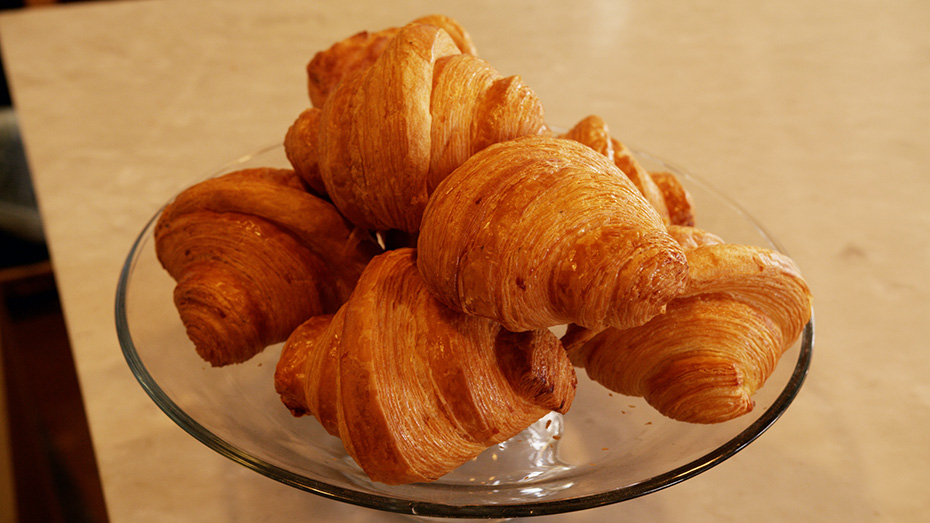 CIACulinary's tweet photo. Watch Baker Gordon Patty reveal the secret to the Model Bakery’s famously flaky, buttery, and airy croissants. @ButterOfEurope #ButterofEurope #MakeItMagnifique #EuropeanButter #butterfacts @modelbakery #napavalley #itsfromnapa #napalife #napafoodie
https://t.co/b5oo1dZMLt https://t.co/5wKm5GzGRb
