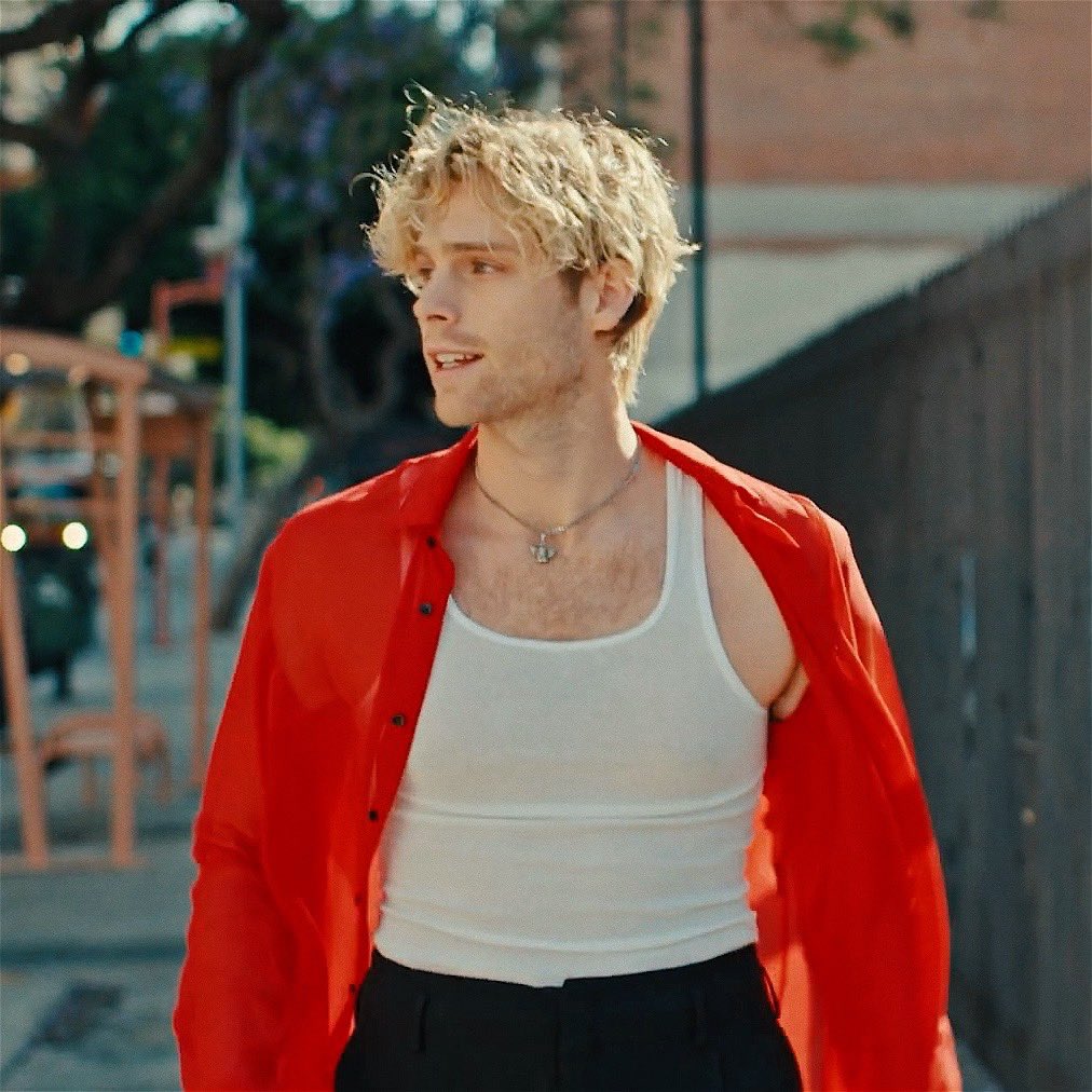 lietome_luke's tweet image. • #StartingLine • @Luke5SOS 
My Interpretation