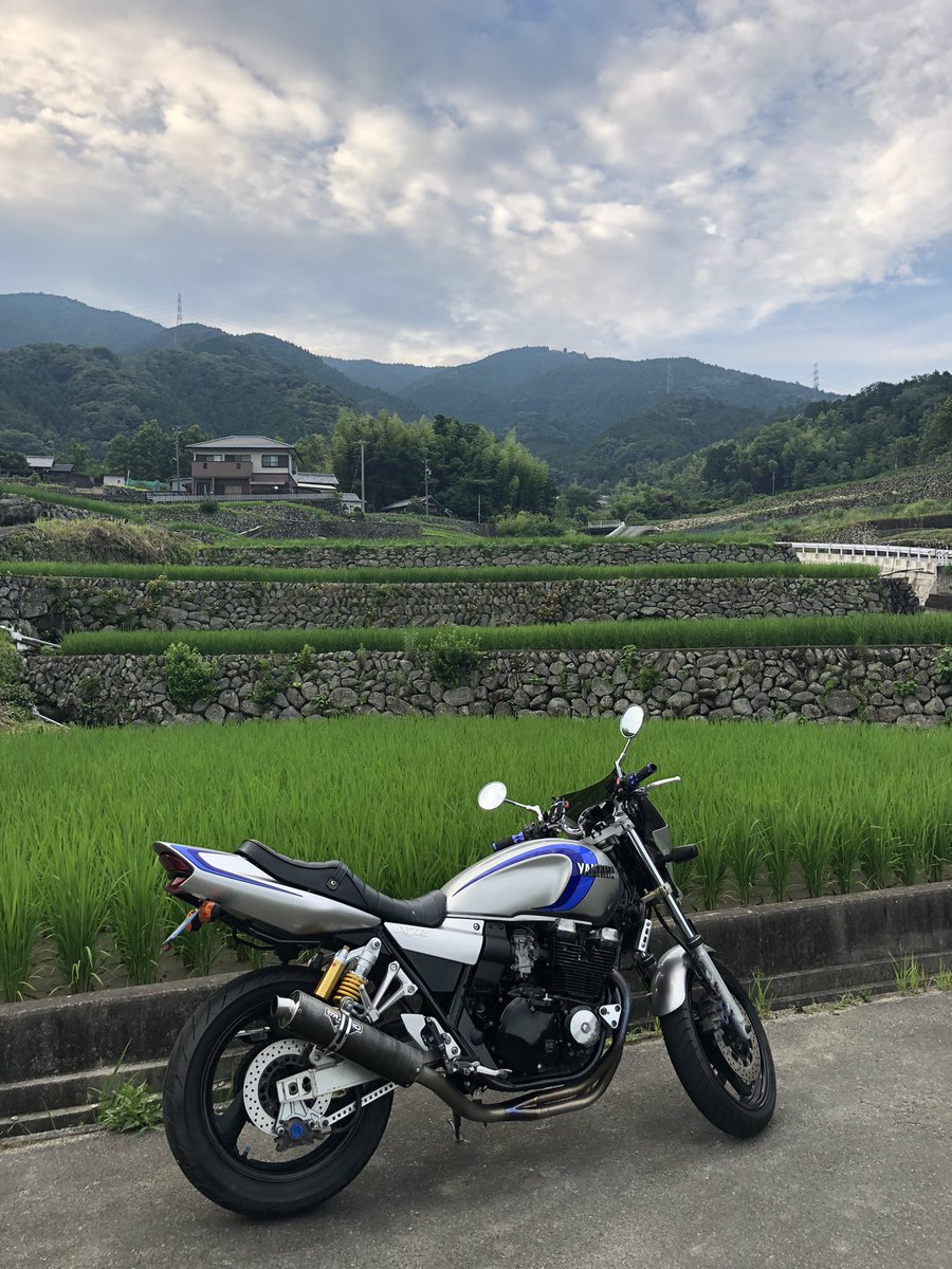43Spped's tweet photo. 夕方のちょい乗り♪
#深野の棚田
#xjr400r
#R166 https://t.co/b97VEpfmI5