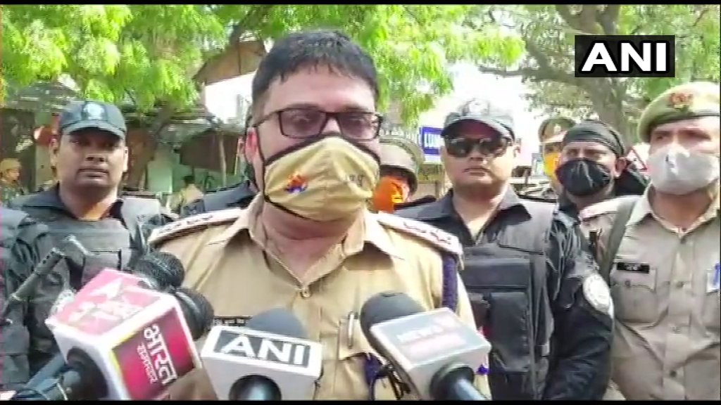 AHindinews's tweet photo. उत्तर प्रदेश: इटावा में ब्लॉक प्रमुख चुनाव के दौरान कुछ लोगों ने फ़ायरिंग और पत्थरबाजी की। 

SSP इटावा ने बताया, "कुछ लोग वोटिंग केंद्र के नजदीक आ गए। पुलिस ने उन्हें रोका तो उन्होंने फ़ायरिंग और पत्थरबाजी शुरू की। एक व्यक्ति ने SP को थप्पड़ भी मारा। हम मामले की जांच कर रहे हैं।" https://t.co/q4wZ4cww7L