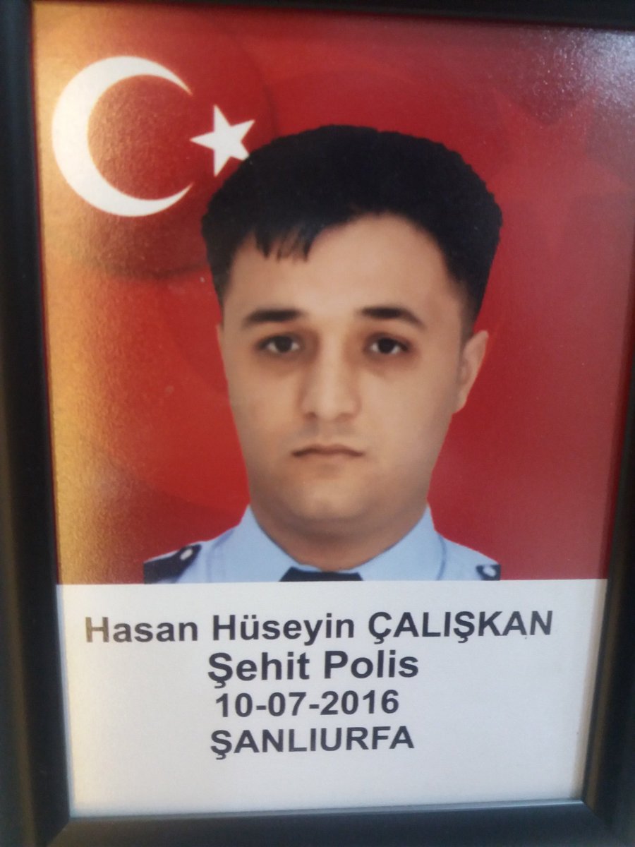 ysfcy63's tweet photo. 11 Temmuz 2016 günü Şehit Polis Hasan Hüseyin ÇALIŞKAN, Dostum, Kardesim, okul arkadaşim vefatinin 5. seney-i devresi, Mekânin Cennet uyudugun yer Güller Bahçesi olsun...
#sehit 
#polis https://t.co/GbcHR9hikW