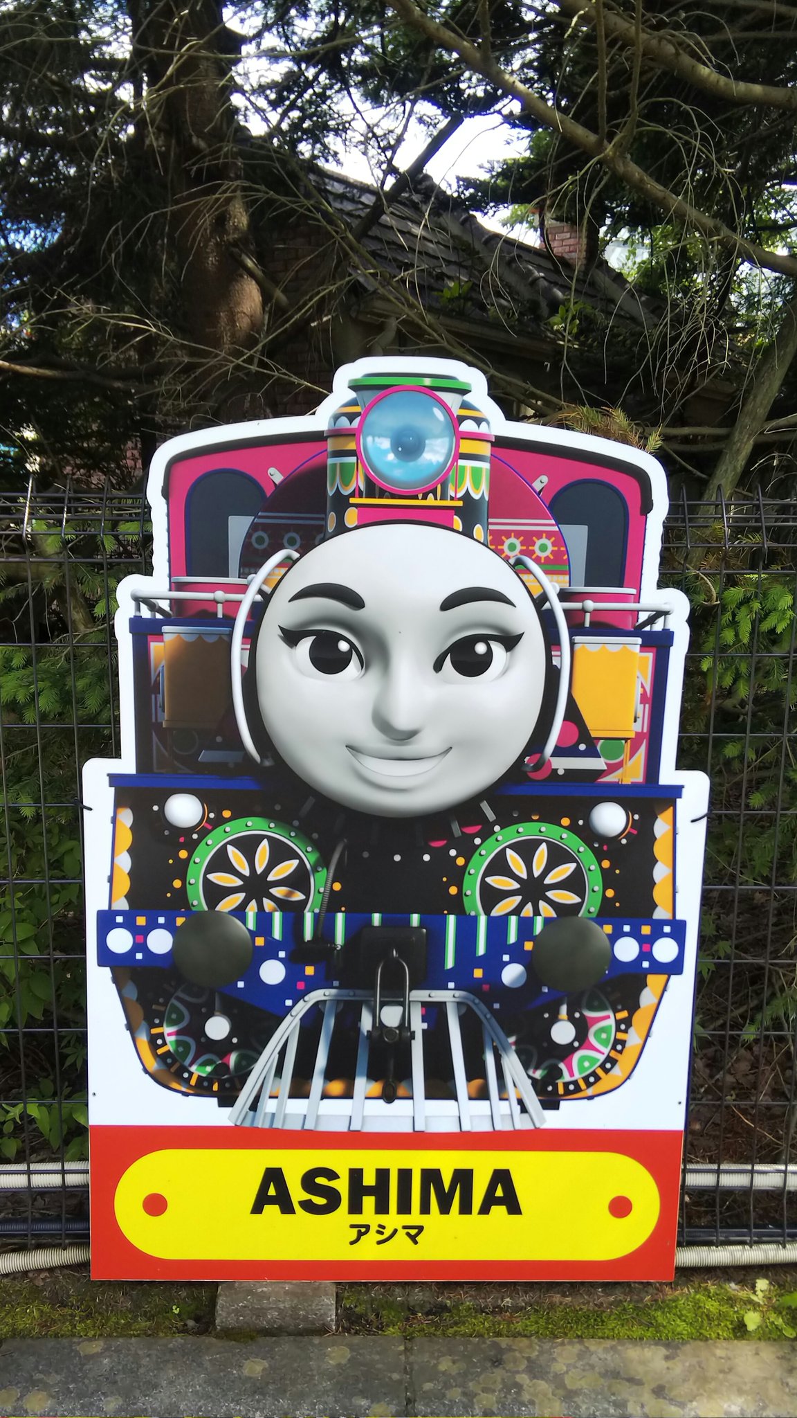 Bas E J Ment うみっしー ところで富士急ﾊｲﾗﾝﾄﾞのﾄｰﾏｽﾀｳﾝにﾄｰﾏｽのお友達たちの写真 ｲﾗｽﾄ があって ｺﾞｰﾄﾞﾝだのﾊﾟｰｼｰだのはわかるとして この子めっちゃ美人じゃない ｱｼﾏちゃんっていうのかい ﾜﾀｼゃきみのことを知らなかったよ
