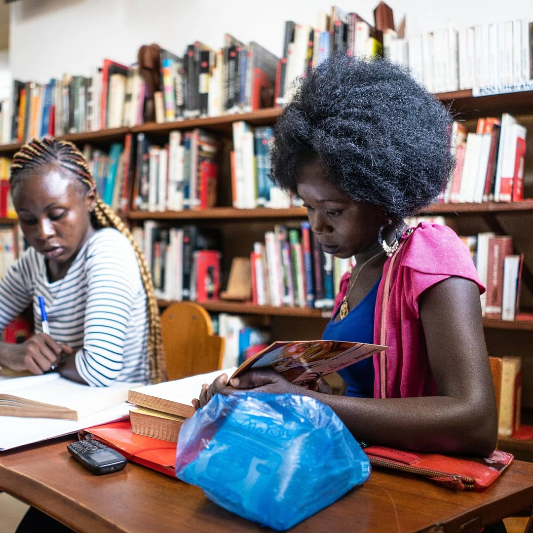 C'est les vacances scolaires, le moment parfait pour découvrir la médiathèque de l'Alliance française de Bangui 📚
L'adhésion à l'année est de 2000FCFA pour les mineurs et 3000FCFA pour les majeurs. Tous les samedis des ateliers : conte, poterie, cinéma et danse.  À bientôt 👋