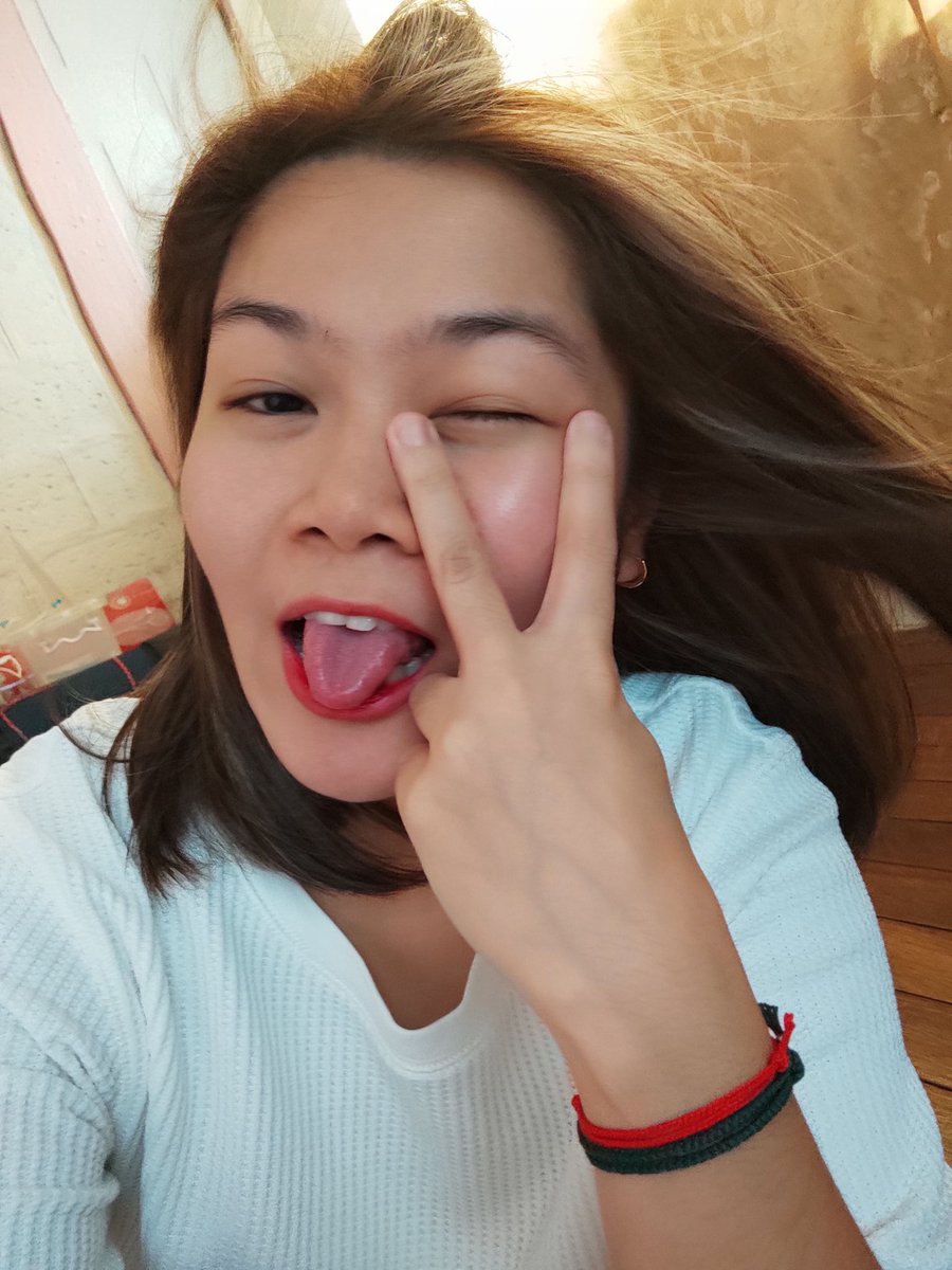 manifestingmiii's tweet photo. well well well, it seems like V and I have the same fave pose 😝✌🏻💜 #BTS #BTSARMY #BTS8thAnniversary #BTSSelca #SELCADAY #BTSSelcaDay #KimTaehyung #V #Borahae https://t.co/NMnxShoNrV