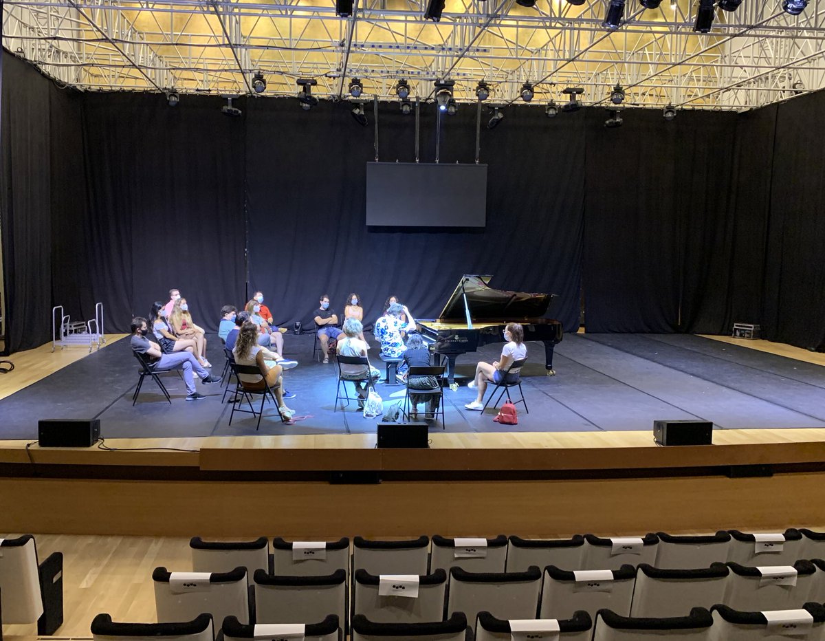 dorantes_musico's tweet photo. Hoy estoy de #masterclass con los alumnos de piano clasico del Conservatorio Superior Musica Alicante y es de una satisfacción brutal estas nueves mentes abiertas y deseosas de conocer 🙌🏼 #FiJazz mas que un festival @Josep_Vicent @ADDAalicante @dipuAlicante @AlicanteTurism https://t.co/h45XH8QTQO