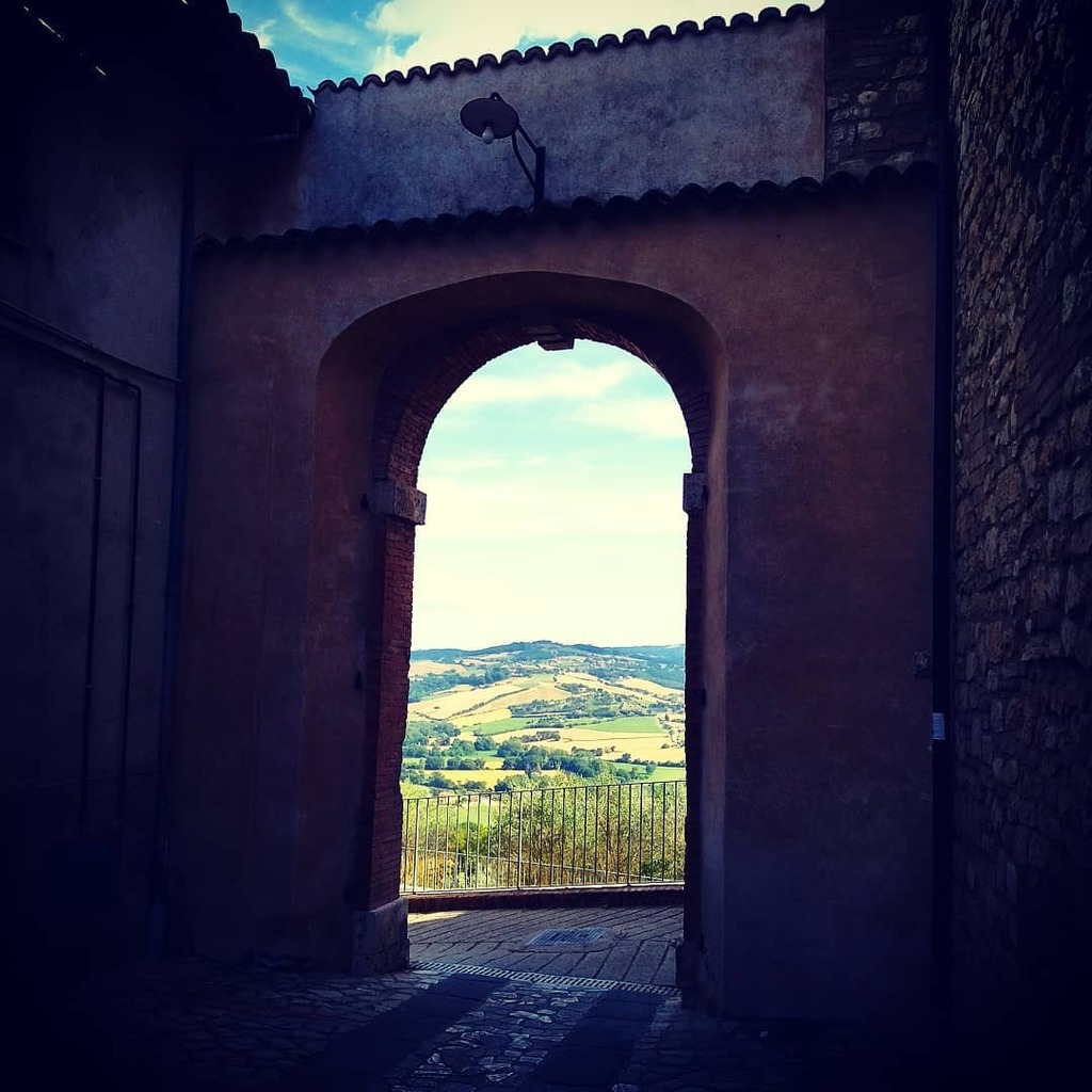 Find the reason why this little street in town is named 'Il Vicolo Bello', the beautiful alley 
•
•
•
#Todi #visitTodi #urbanphotography #urbanhiking #takewalks 
#streetphotography #summerviews
#summerinitaly 
#Umbria 
#Italy 🇮🇹 instagr.am/p/CRJIsMfLQoY/