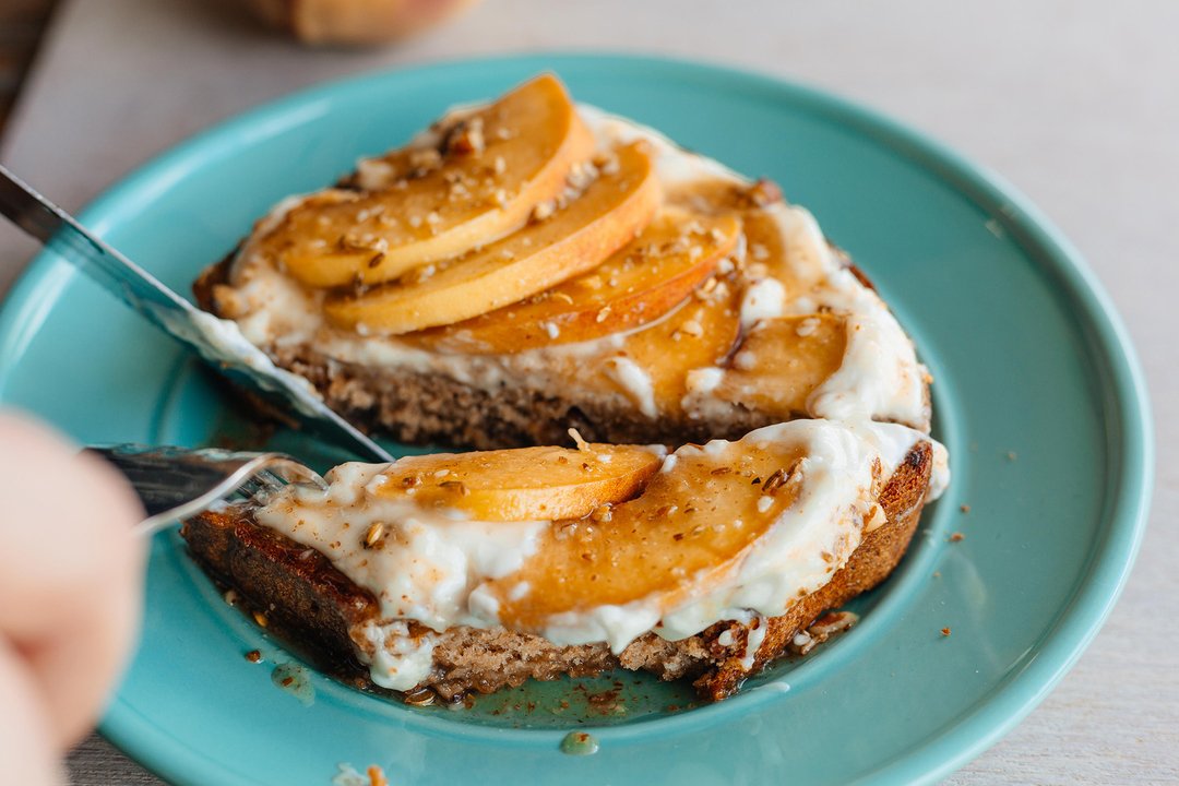 Everything is just PEACHY today at the @RedStickFarmersMarket! Shop early so you don't miss out on grabbing a basket of Mr. Buddy's famous peaches from Plantation Pecan! 

Stick around to enjoy live music inside Main Street Market from members of the Saint Albans Orchestra with u