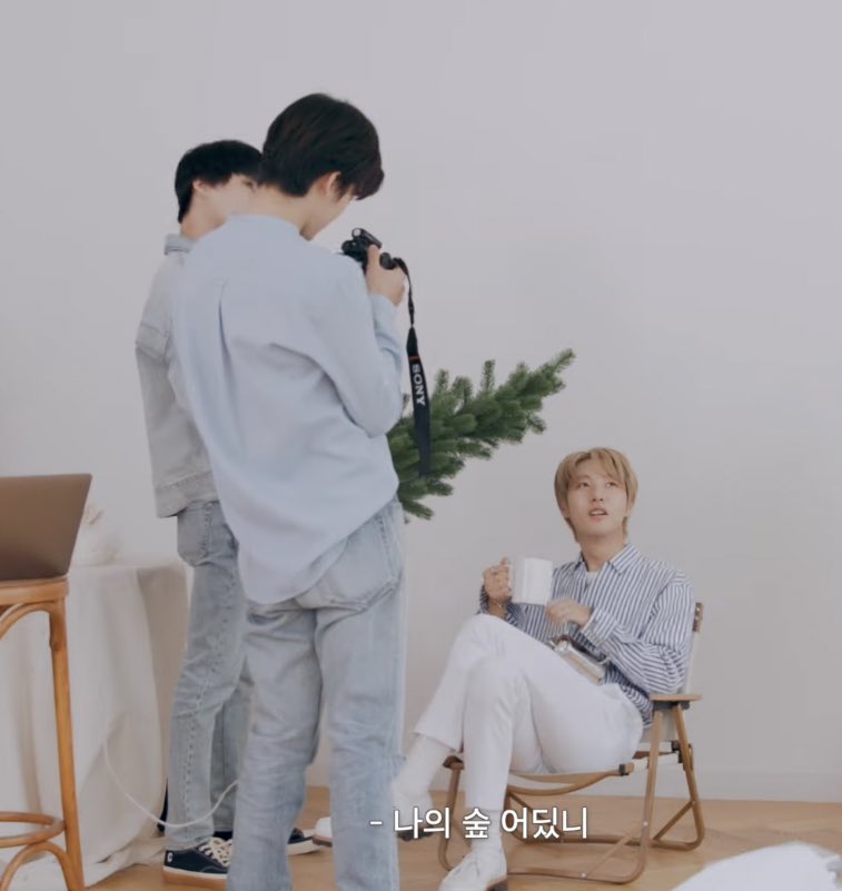 วิธีที่ถูกต้องในการพาแฟนมาคาเฟ่ คนนึงถือพร้อบคนนึงถ่ายรูป ปลายเท้าอยู่ชิดกับขอบภาพด้านล่างถ่ายให้ดูผอมเดี๋ยวอ้วนบ่น