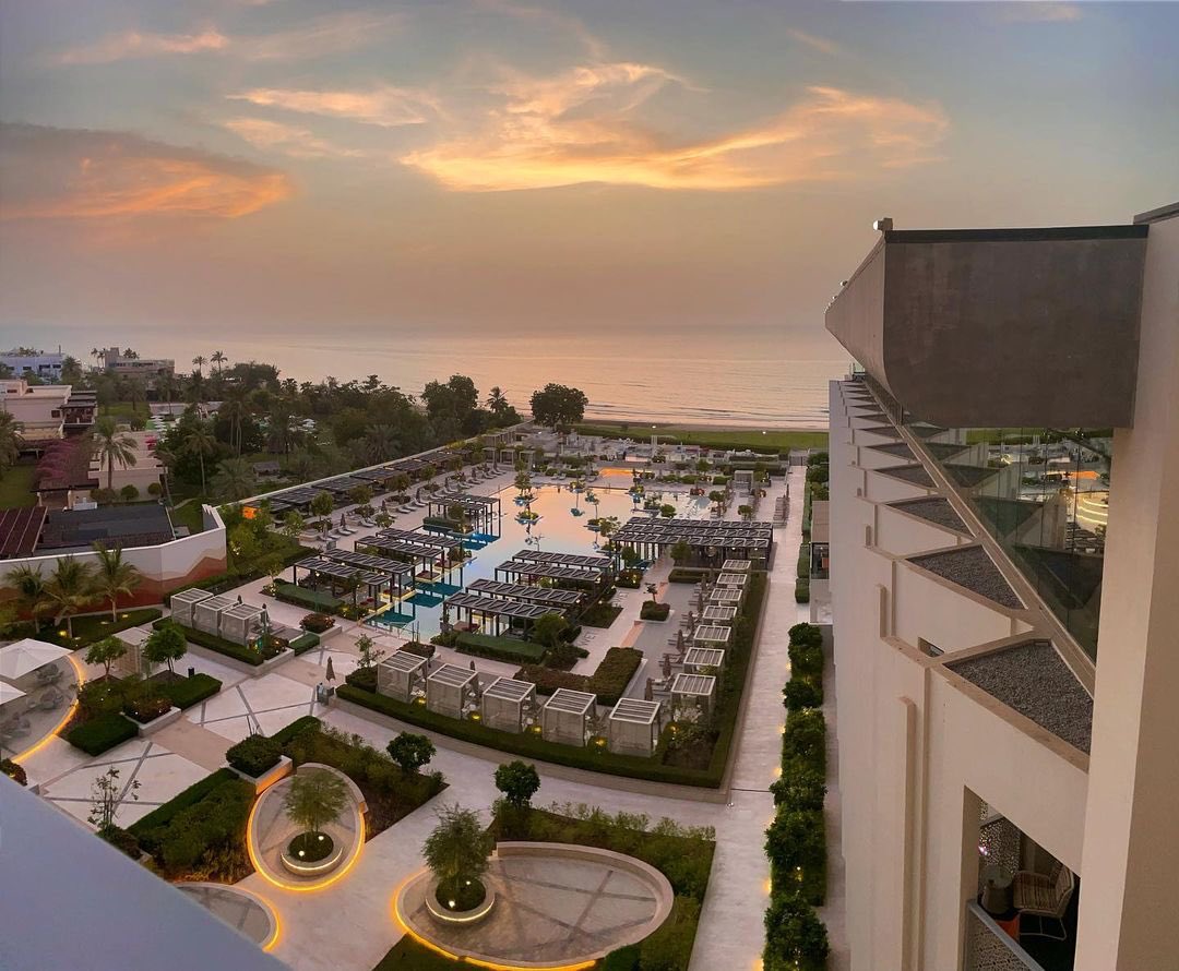 WI_OM_TOURISM's tweet photo. يُتعبر فندق #WMuscat أحد أفضل الفنادق الراقية ذو الخمس نجوم في #السلطنة.
وجهة مثالية لمحبي الرفاهية والفخامة على شاطئ القرم الحيوي ودار الأوبرا السلطانية. https://t.co/QJzoXz0LNZ