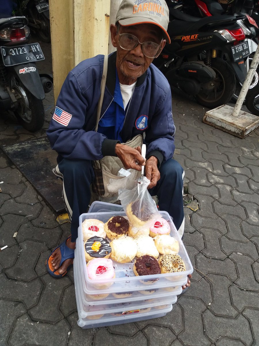 immacaffeine's tweet image. Hai! Sore tadi aku lg jalan2, trs ketemu sama kakek tukang donat dibawah baltos. Keliatannya dagangannya masih banyak, mungkin org2 takut buat beli juga karna lg musim corona kali ya?
Tp aku jg kasian karna kakek ini bener2 bengong berharap ada yg beli tp gaada satupun yg beli😔