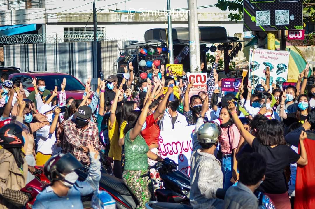m_krl1's tweet photo. "WOMEN ENPOWERMENT,WE CAN DO THIS"

In #Mandalay,FEARLESS women strike marched and chanted slogans against the Military Dictatorship,proving "WOMEN POWER". These bravest women never surrender even junta violence against women. 

WE NEED HELP FOR COVID-19     

#July10Coup https://t.co/thNpKrYNX2