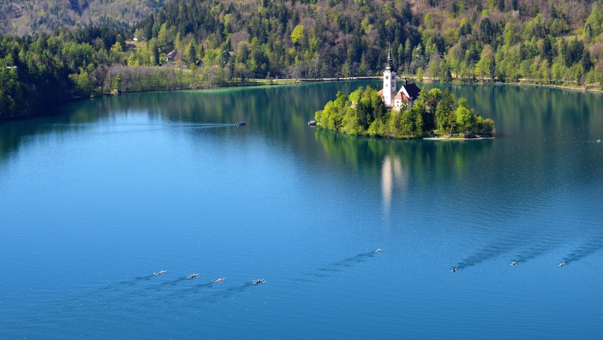はんそで スロベニア クロアチアの旅 ブレッド島から戻って 次はブレッド城へ 前回右下の写真のお城 高台から眺める ブレッド湖もまた美しい 遠くにはスロベニアの最高峰トリグラフ山も望めました 海外旅行 スロベニア ブレッド ブレッド湖
