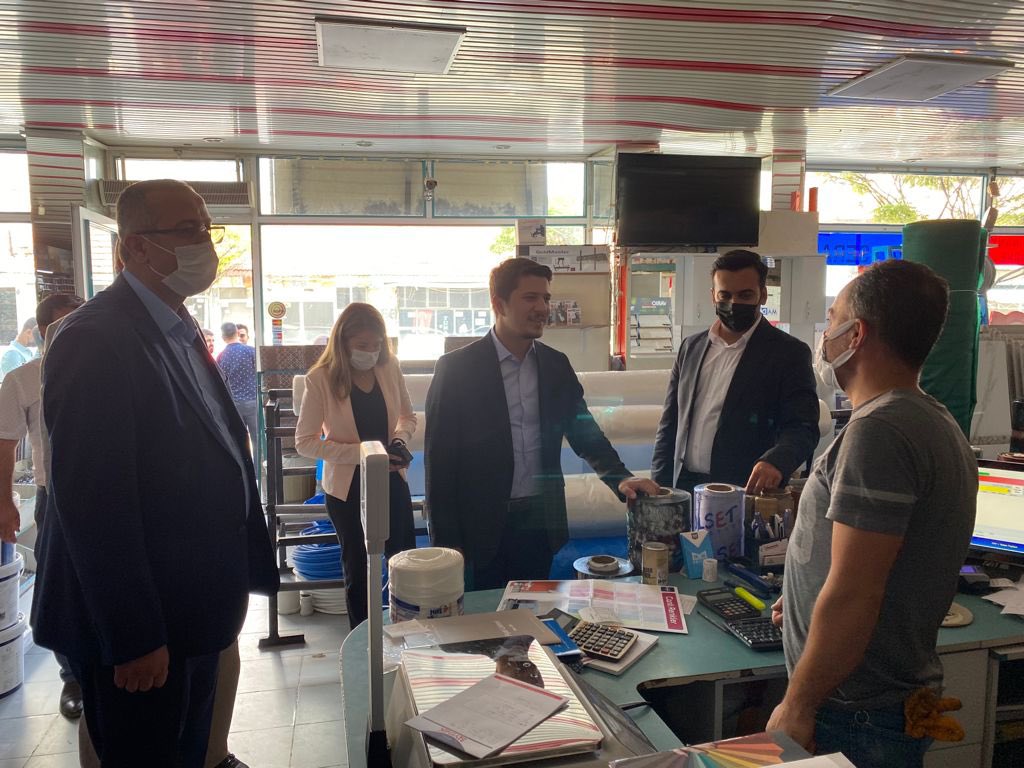 ozboyaciselman's tweet photo. 📍Yunak

İlçe Başkanımız @cihat_sekeroglu, Belediye Başkanımız Ali Konak, Kadın ve Gençlik Kolları Başkanlarımız ile birlikte esnaf ve vatandaşlarımızı ziyaret ediyoruz.

Şehrimizin dört bir yanında sahada olup vatandaşlarımızın istek ve önerilerini dinlemeye devam edeceğiz. https://t.co/eFAwTvgM9L