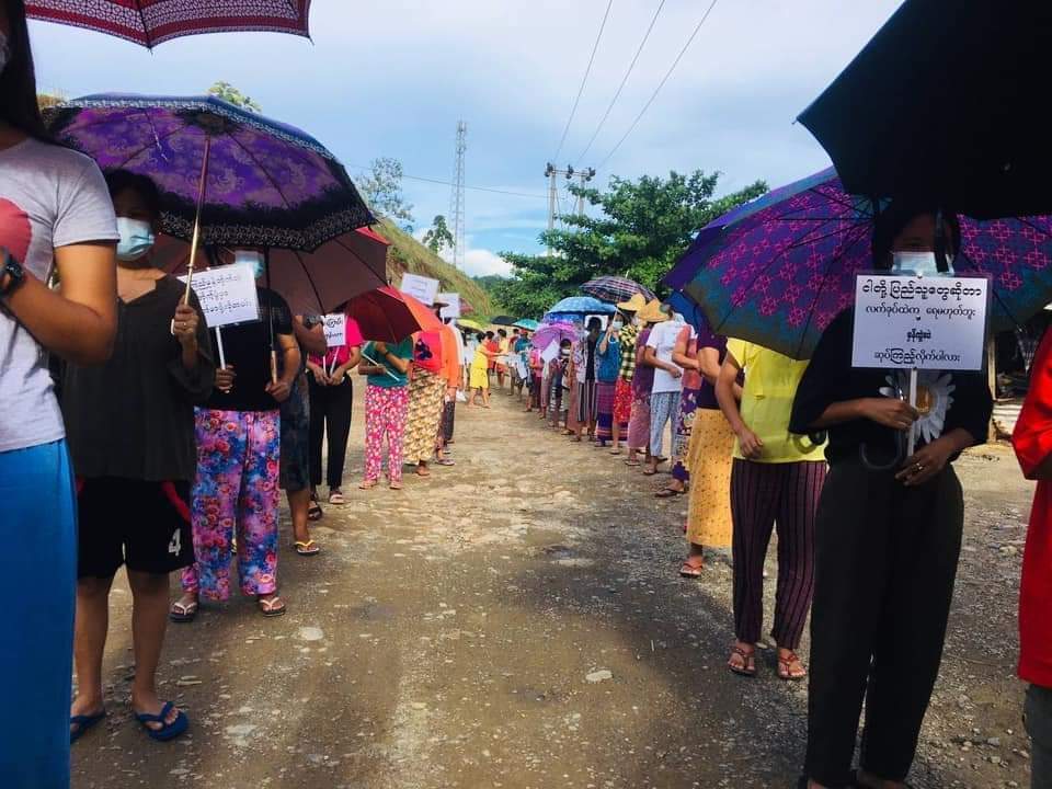 Various ethnic groups in #Hpakant Tsp are wandering around #Hmawtwin to protest against dictatorship on July 10.
#WhatsHappeninglnMyanmar 
#July10Coup