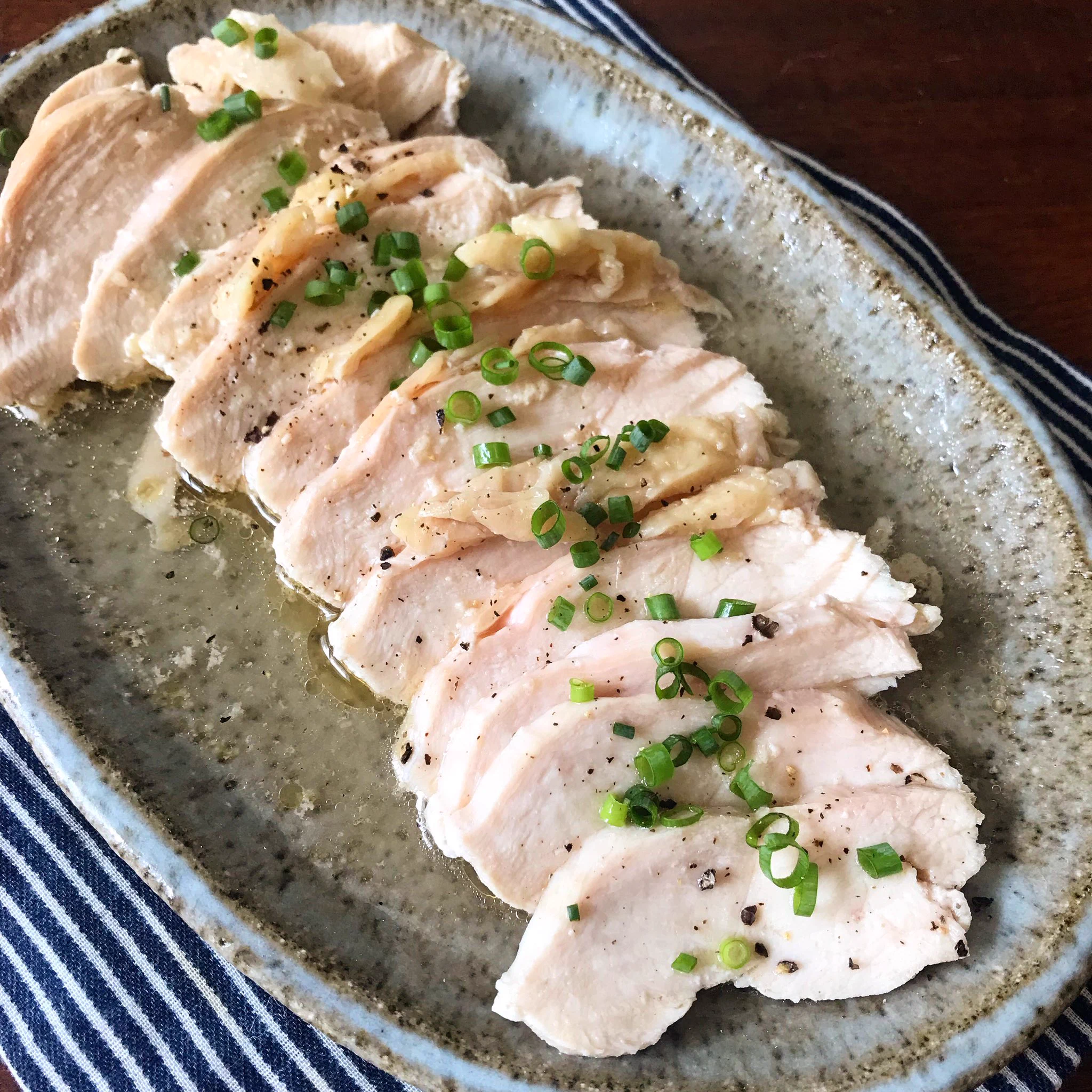 冷凍庫で凍った状態の鶏胸肉のレシピがこちら！解凍いらずで鶏塩チャーシューが完成！